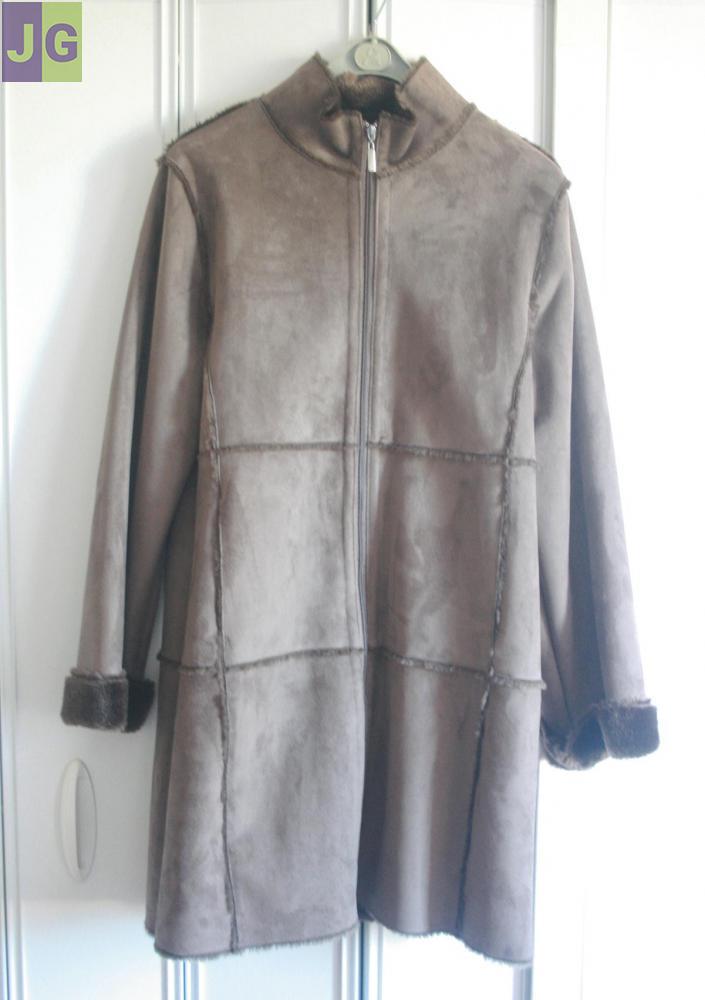 MANTEAU Taille 42 - 100 % Polyester.
