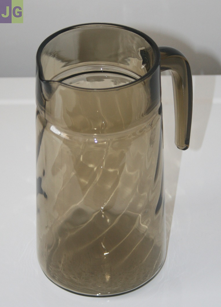 Pichet à eau, jus de fruits.