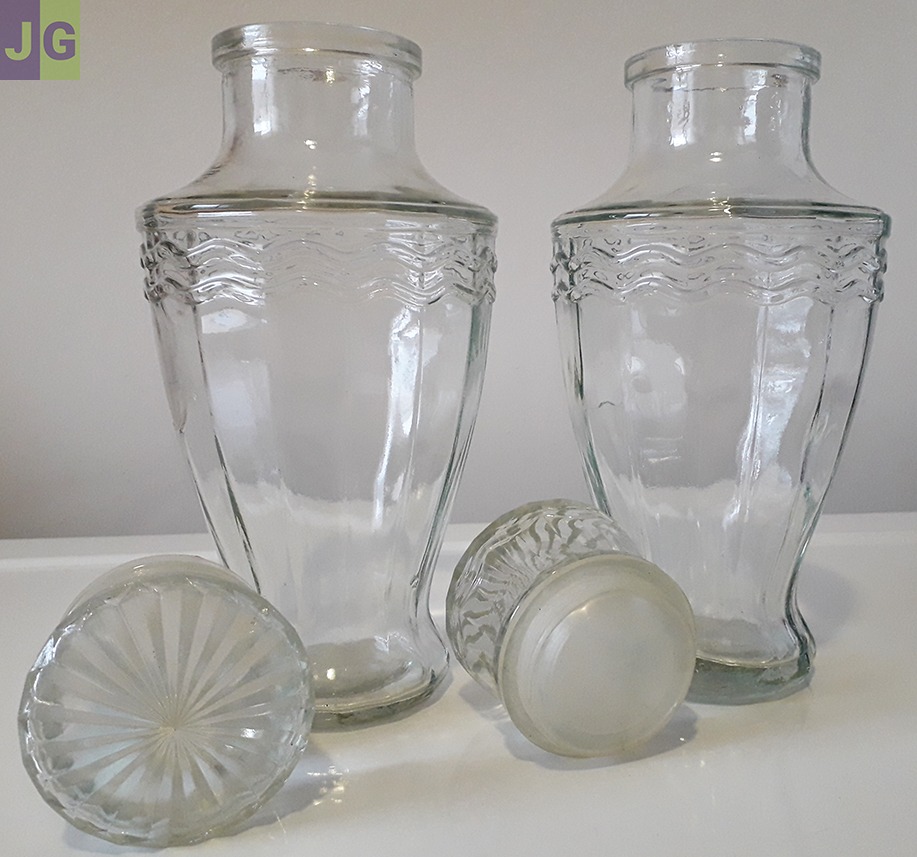 2 Bouteilles en verre pour liqueur de fruits.