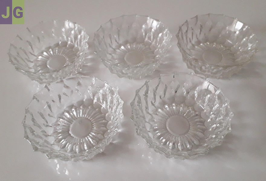 5 Mini Coupelles de table en verre.