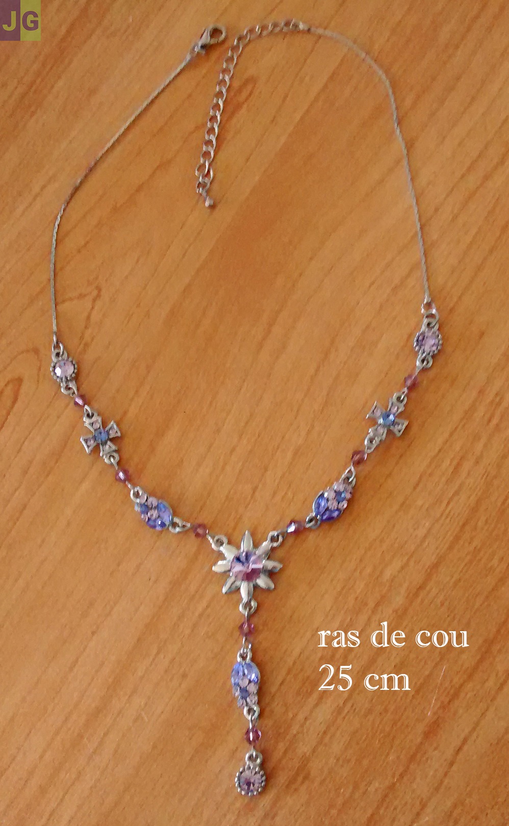 Bijoux ras de cou multicolore.