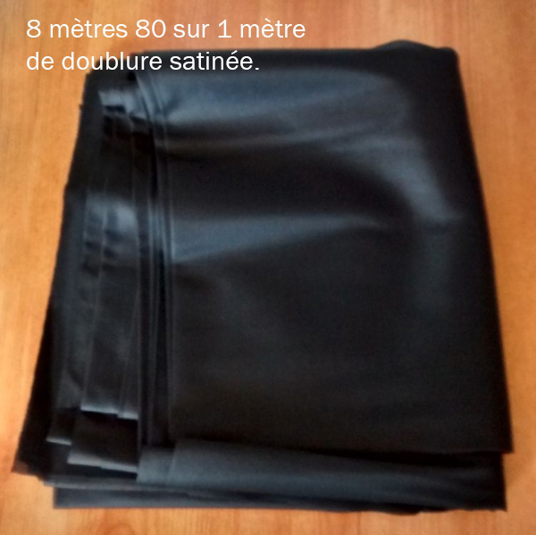 8 mètres 80 sur 1 mètre de doublure noire