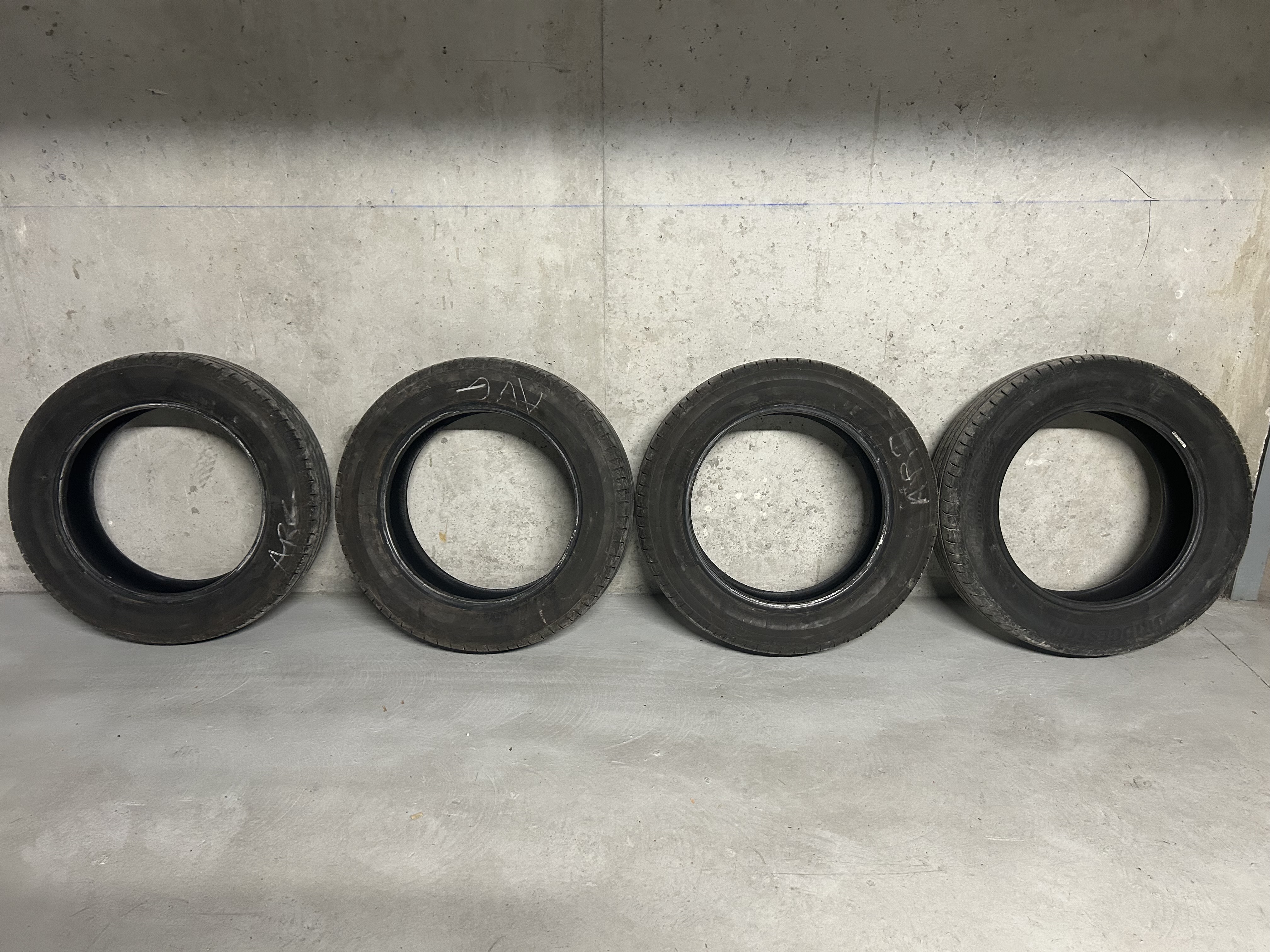 Vends 4 Pneus Bridgestone Turanza T005 été 215/60R17 96H neufs.