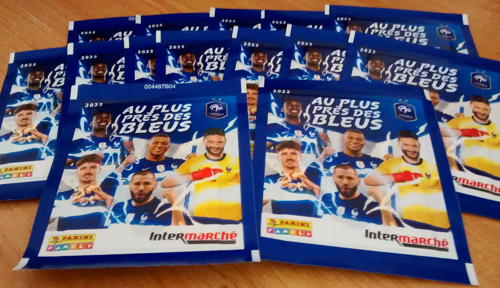 LOT 14 pochettes Panini - 2022/ Au plus près des bleus.