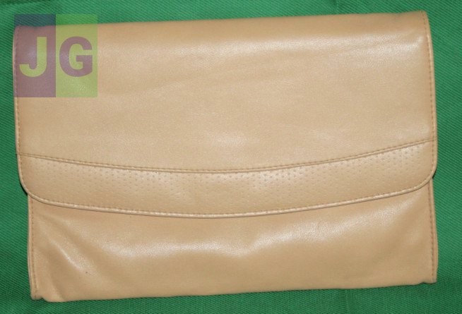 Pochette souple beige 19X28 cm. Fermeture à rabat
