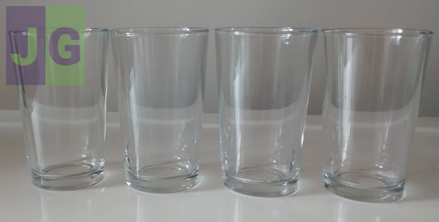 4 petits verres (pratique pour enfant) - Haut 8 cm Ø 5 cm