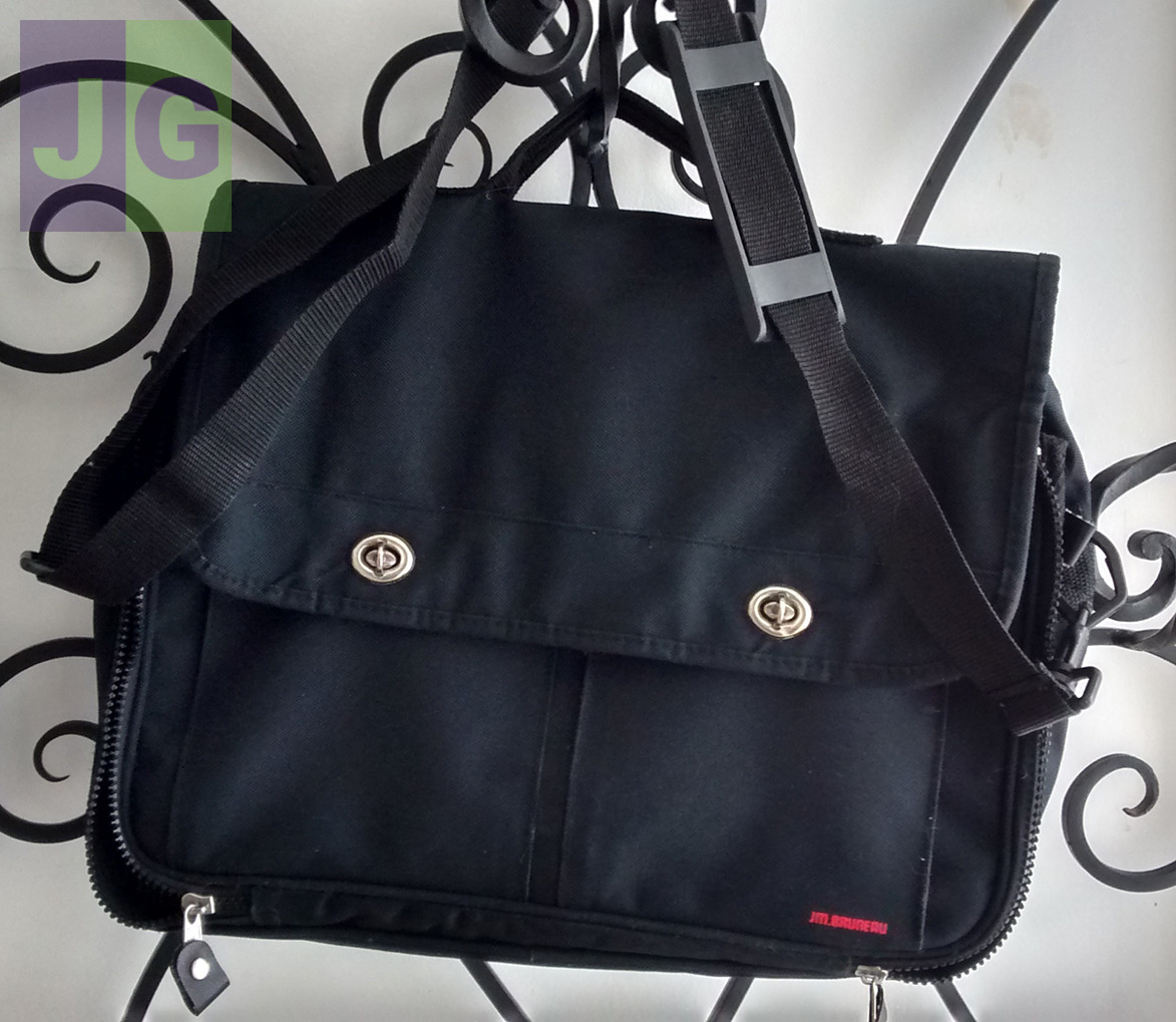 Sacoche noire, ordinateur portable. 32X36 cm. Multi-rangements