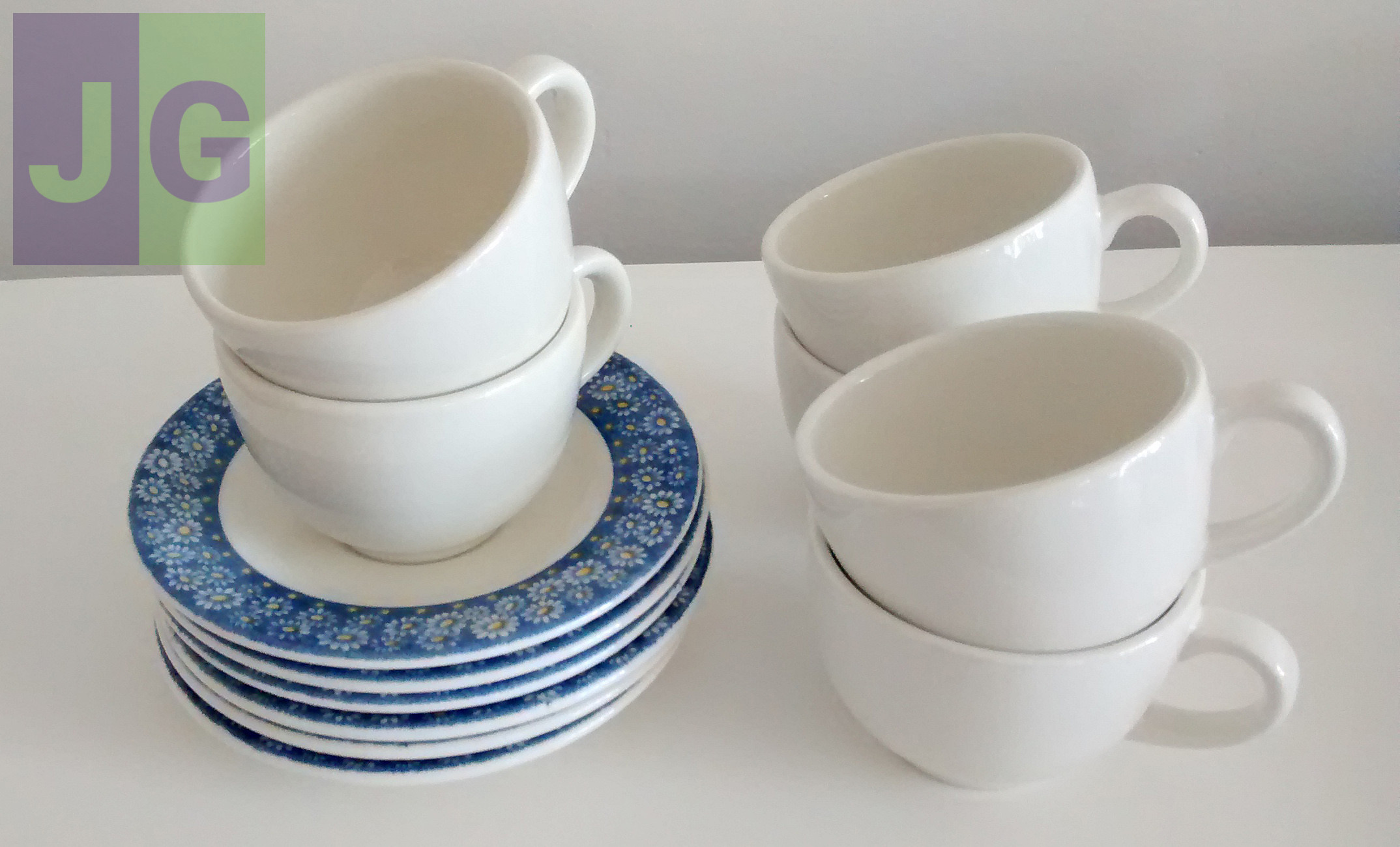 6 tasses + 6 sous-tasses à café. Blanches/bleues